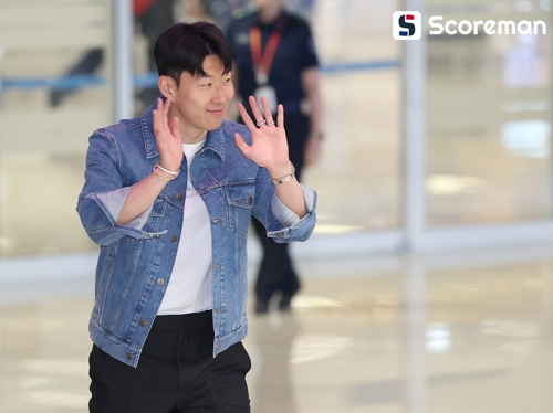 손흥민, 시즌 마치고 귀국…환한 미소로 팬들에 손인사